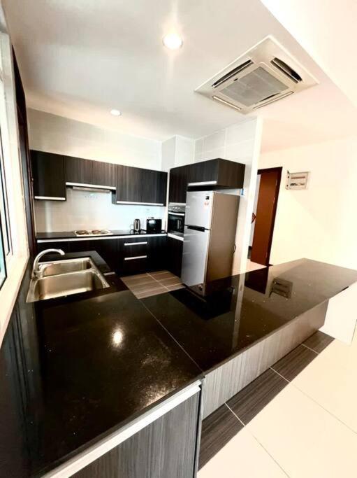 Bay Resort Condominium 3-Bedrooms With Swimming Pool Near The Seaside Miri Εξωτερικό φωτογραφία
