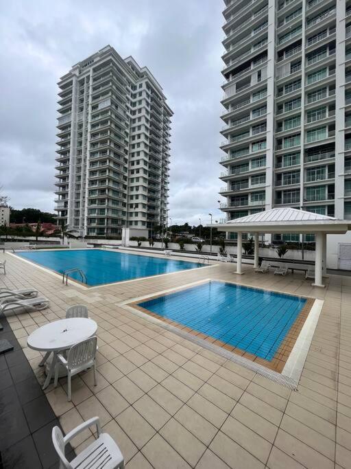 Bay Resort Condominium 3-Bedrooms With Swimming Pool Near The Seaside Miri Εξωτερικό φωτογραφία